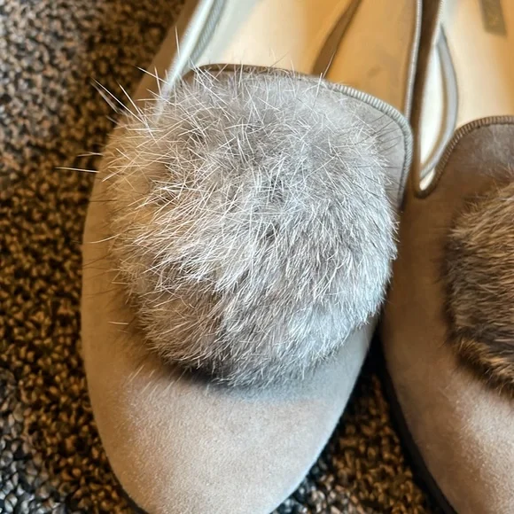 Elegant Gray Suede Women's Loafers with Pom Pom - Picture 4 of 5